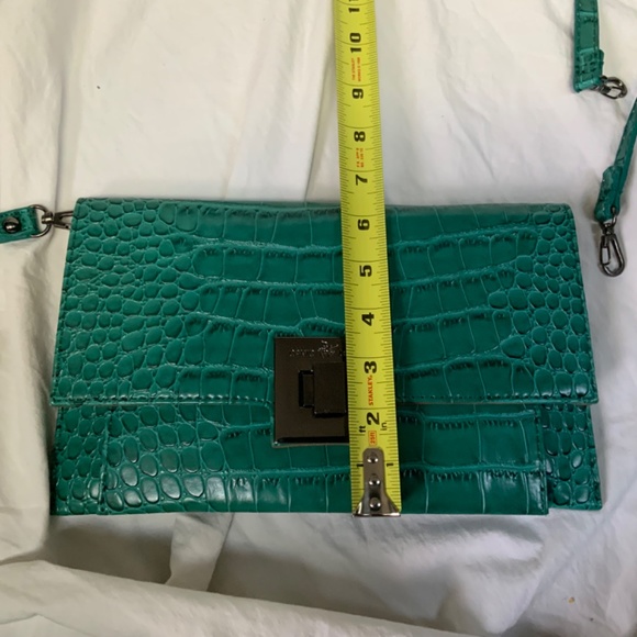 NWOT Green Vegan Crocodile Leather Crossbody/Wristlet Mini Bag by David Jones - Picture 7 of 7